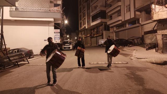 Diyarbakır'da 40 yıldır halay davulu çalarak sahura uyandırıyorlar