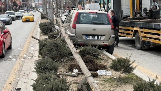 Ankara'da bir araç, yayalara çarptı: 1'i ağır, 2 yaralı