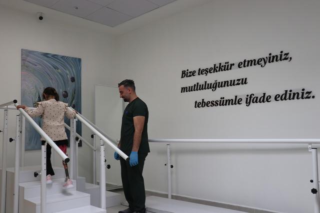 Hatay da depremde bacağını kaybeden 7 yaşındaki Zeynep proteziyle yeniden y&uuml;r&uuml;d&uuml; 2