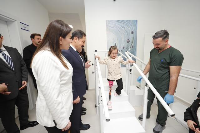 Hatay da depremde bacağını kaybeden 7 yaşındaki Zeynep proteziyle yeniden y&uuml;r&uuml;d&uuml; 1