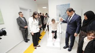 Hatay'da depremde bacağını kaybeden 7 yaşındaki Zeynep proteziyle yeniden yürüdü