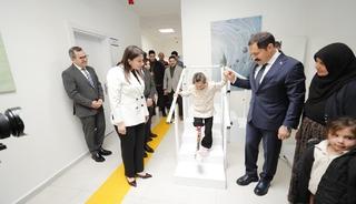 Hatay'da depremde bacağını kaybeden 7 yaşındaki Zeynep proteziyle yeniden y&uuml;r&uuml;d&uuml;