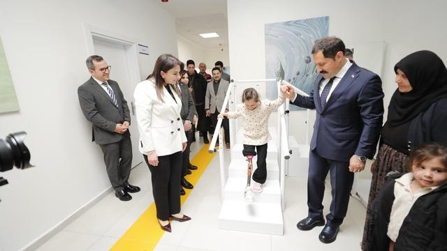 Hatay'da depremde bacağını kaybeden 7 yaşındaki Zeynep proteziyle yeniden yürüdü