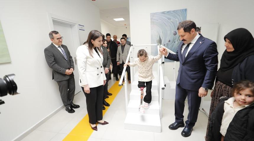 Hatay'da depremde bacağını kaybeden 7 yaşındaki Zeynep proteziyle yeniden y&uuml;r&uuml;d&uuml;