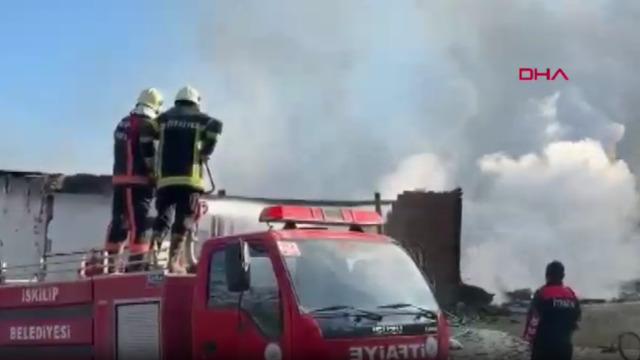 Çorum’da yangın! 2 ev ve 1 traktör kullanılamaz hale geldi