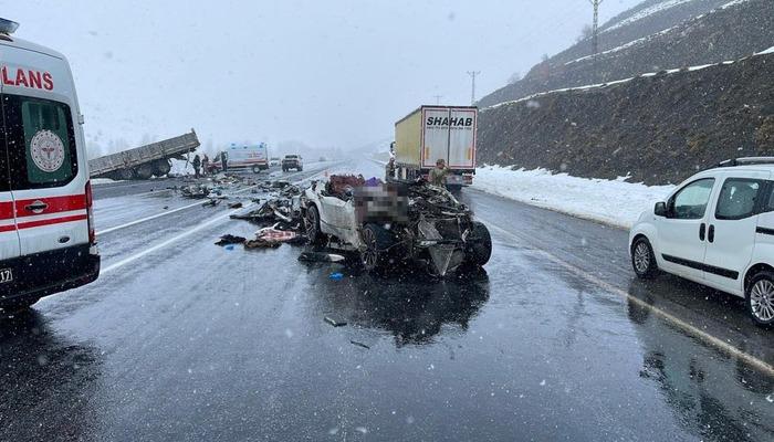 Tatvan&rsquo;da feci kaza: 2 &ouml;l&uuml;, 5 yaralı