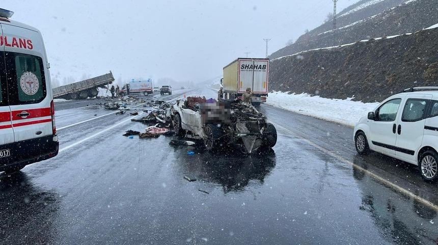 Tatvan&rsquo;da feci kaza! Otomobil hurdaya d&ouml;nd&uuml;: 2 &ouml;l&uuml;, 5 yaralı