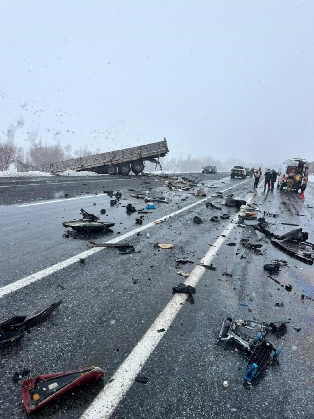 Tatvan&rsquo;da feci kaza! Otomobil hurdaya d&ouml;nd&uuml;: 2 &ouml;l&uuml;, 5 yaralı 3