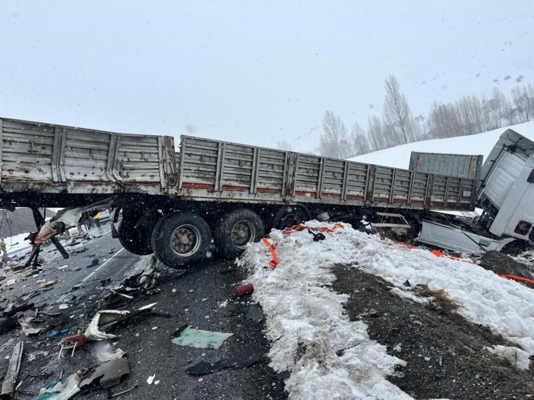 Tatvan&rsquo;da feci kaza! Otomobil hurdaya d&ouml;nd&uuml;: 2 &ouml;l&uuml;, 5 yaralı 4