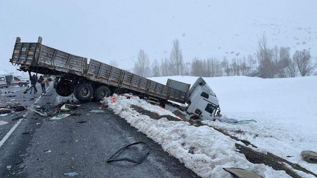 Tatvan&rsquo;da feci kaza! Otomobil hurdaya d&ouml;nd&uuml;: 2 &ouml;l&uuml;, 5 yaralı 2