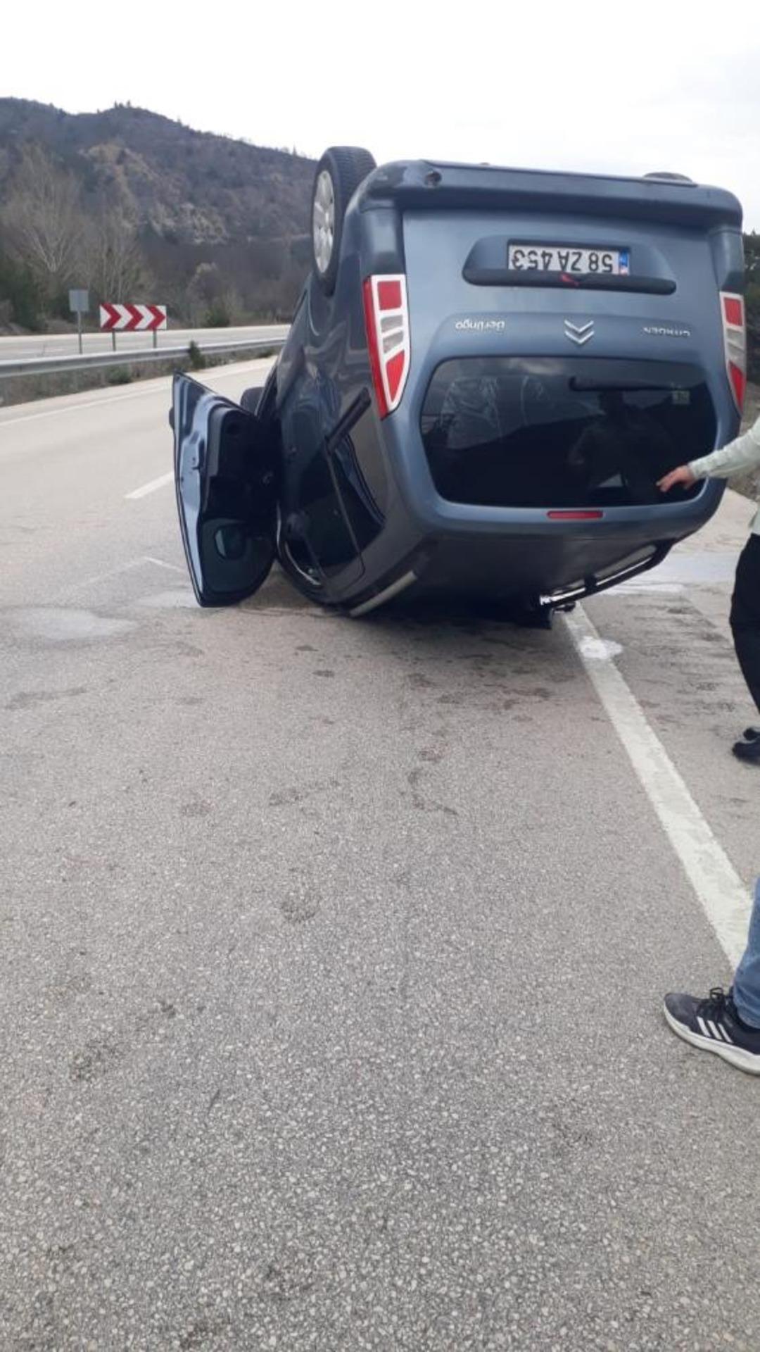 Direksiyon hakimiyetini kaybedince ters d&ouml;nen ara&ccedil;tan sağ kurtuldu 1