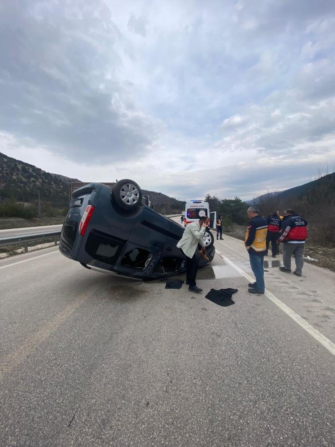 Direksiyon hakimiyetini kaybedince ters d&ouml;nen ara&ccedil;tan sağ kurtuldu 2