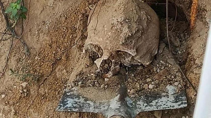 Bah&ccedil;ede yapılan kazıda insan kafatası ve kemikler bulundu