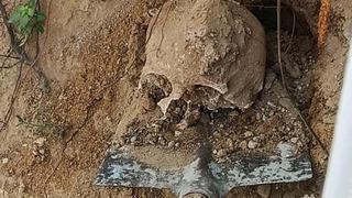 Bahçede yapılan kazıda insan kafatası ve kemikler bulundu