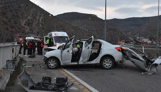 G&uuml;m&uuml;şhane'de trafik kazası! Yaralılar var