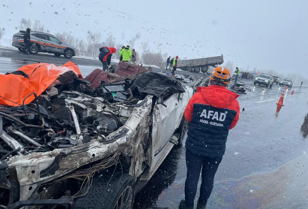 Bir aileyi ayıran kaza: Anne, baba, bebek... Geriye sadece k&uuml;&ccedil;&uuml;k &ccedil;ocuk kaldı 1