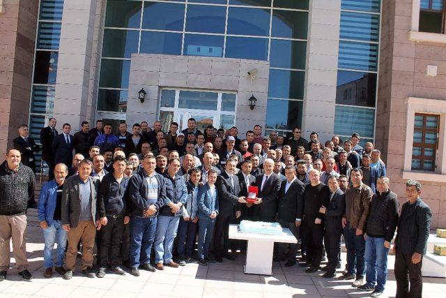 Akdağmadeni belediye personeli kadroya ge&ccedil;işi halay &ccedil;ekerek kutladı 1