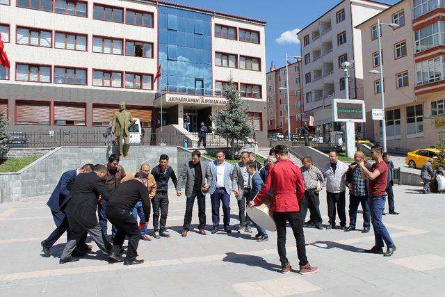 Akdağmadeni belediye personeli kadroya ge&ccedil;işi halay &ccedil;ekerek kutladı 2