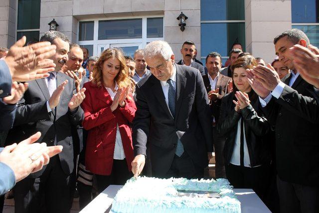 Akdağmadeni belediye personeli kadroya ge&ccedil;işi halay &ccedil;ekerek kutladı 3