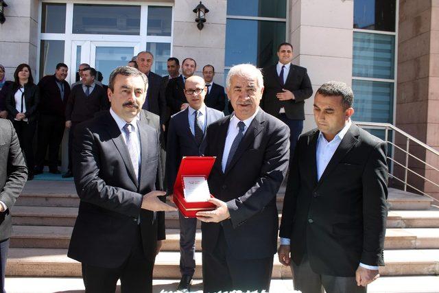 Akdağmadeni belediye personeli kadroya ge&ccedil;işi halay &ccedil;ekerek kutladı 4