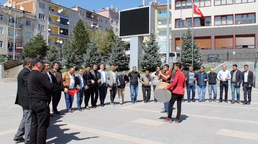 Akdağmadeni belediye personeli kadroya ge&ccedil;işi halay &ccedil;ekerek kutladı