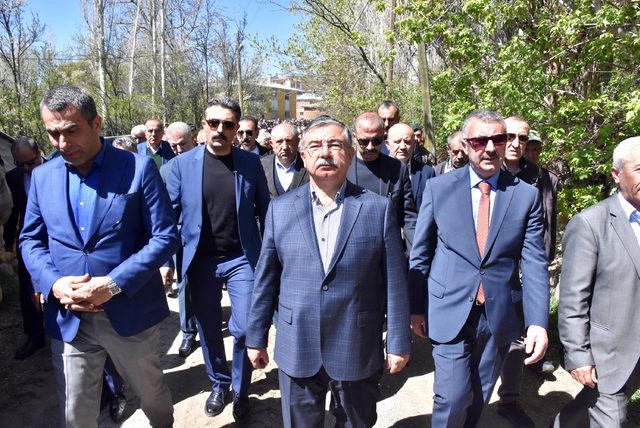 Bakan Yılmaz, Sivas'ta cenazeye katıldı