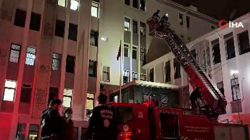 Mersin'de emniyetin ek binasında &ccedil;ıkan yangın b&uuml;y&uuml;meden s&ouml;nd&uuml;r&uuml;ld&uuml;