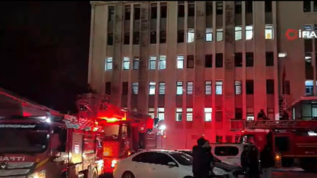 Mersin de emniyetin ek binasında &ccedil;ıkan yangın b&uuml;y&uuml;meden s&ouml;nd&uuml;r&uuml;ld&uuml; 1