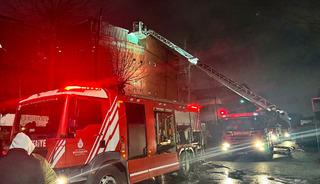 İstanbul'da altın geri d&ouml;n&uuml;ş&uuml;m at&ouml;lyesinde &ccedil;ıkan yangın! Ekipler sevk edildi