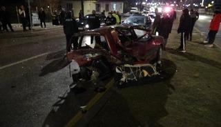 Malatya'da otomobilin &ccedil;arptığı ara&ccedil; kağıt gibi ezildi: 3 yaralı