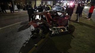 Malatya'da otomobilin çarptığı araç kağıt gibi ezildi: 1'i çocuk 3 kişi yaralandı