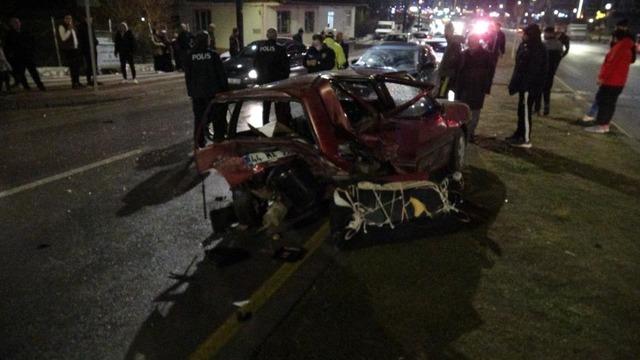 Malatya'da otomobilin çarptığı araç kağıt gibi ezildi: 1'i çocuk 3 kişi yaralandı