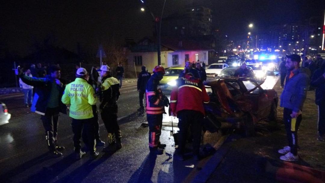 Malatya da otomobilin &ccedil;arptığı ara&ccedil; kağıt gibi ezildi: 1 i &ccedil;ocuk 3 kişi yaralandı 1