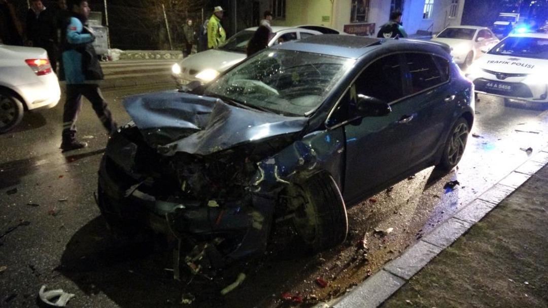 Malatya da otomobilin &ccedil;arptığı ara&ccedil; kağıt gibi ezildi: 1 i &ccedil;ocuk 3 kişi yaralandı 2