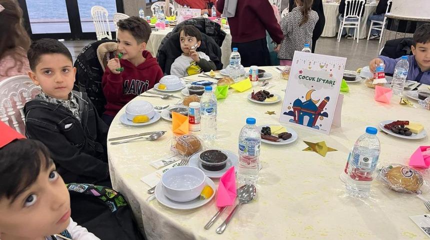 Merih Demiral&rsquo;dan ilkokul &ouml;ğretmenine jest