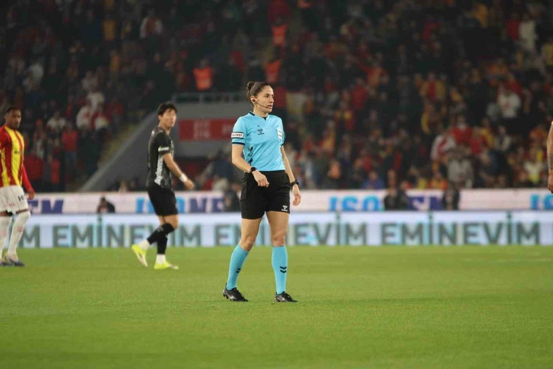 S&uuml;per Lig&rsquo;de 22 yıl sonra kadın hakem d&uuml;d&uuml;k &ccedil;aldı 1