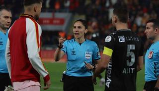 S&uuml;per Lig&rsquo;de 22 yıl sonra kadın hakem d&uuml;d&uuml;k &ccedil;aldı