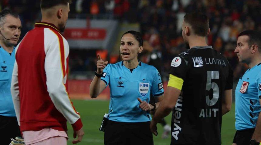 S&uuml;per Lig&rsquo;de 22 yıl sonra kadın hakem d&uuml;d&uuml;k &ccedil;aldı