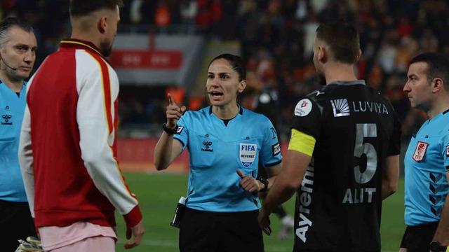 Süper Lig’de 22 yıl sonra kadın hakem düdük çaldı