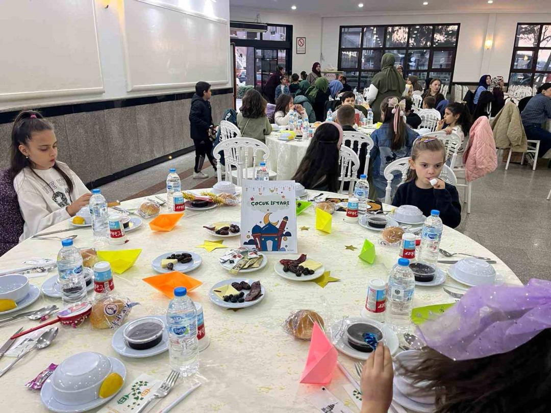 Merih Demiral&rsquo;dan ilkokul &ouml;ğretmenine jest 1