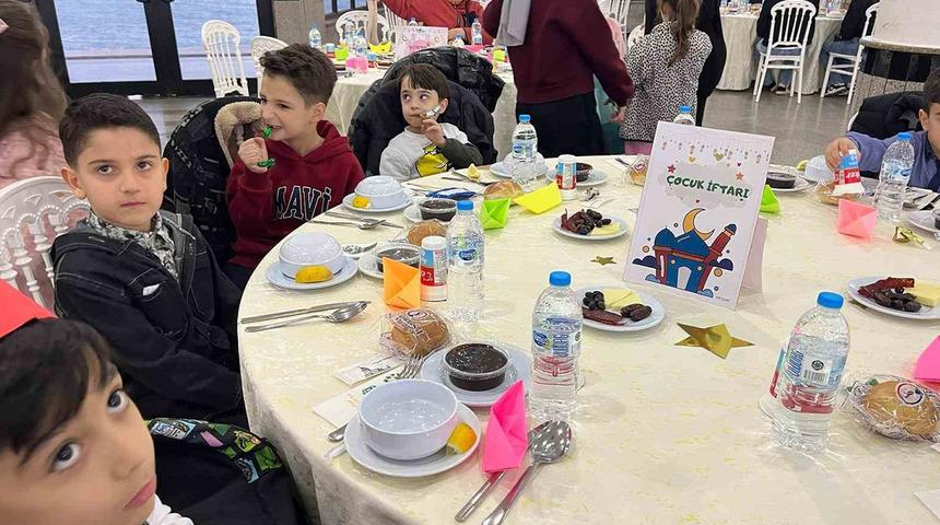 Merih Demiral&rsquo;dan ilkokul &ouml;ğretmenine jest