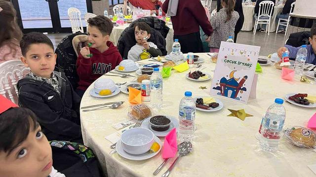 Merih Demiral’dan ilkokul öğretmenine jest