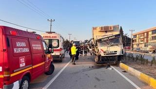 Balıkesir'deki kamyon ile trakt&ouml;r &ccedil;arpıştı: 2 yaralı