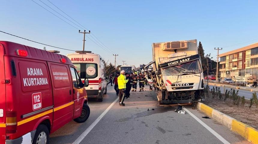 Balıkesir'deki kamyon ile trakt&ouml;r &ccedil;arpıştı: 2 yaralı