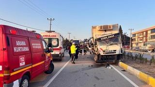 Balıkesir'deki kamyon ile traktör çarpıştı: 2 yaralı