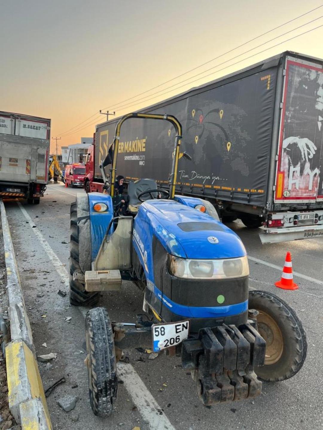 Balıkesir deki kamyon ile trakt&ouml;r &ccedil;arpıştı: 2 yaralı 2