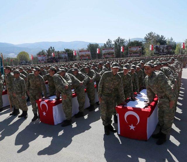 Askerler tören alanına dev Türk bayrağıyla geldi