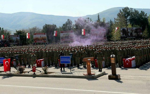 Askerler tören alanına dev Türk bayrağıyla geldi