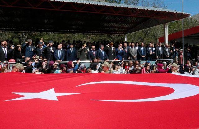 Askerler tören alanına dev Türk bayrağıyla geldi