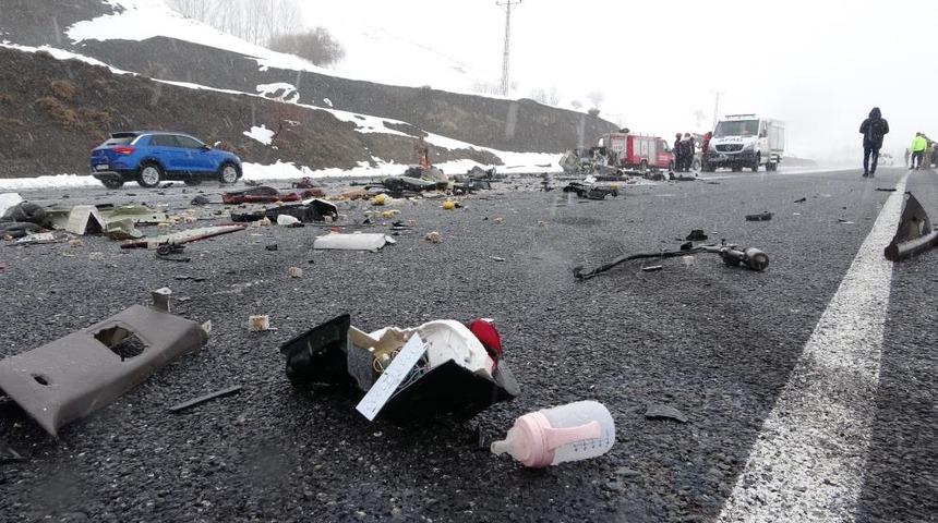 &Ouml;l&uuml; sayısı 3 oldu: Kazada ağır yaralanan 6 aylık bebek hastanede vefat etti